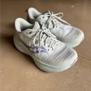 Saucony triumph 22 running shoe size 8 wide (8D)